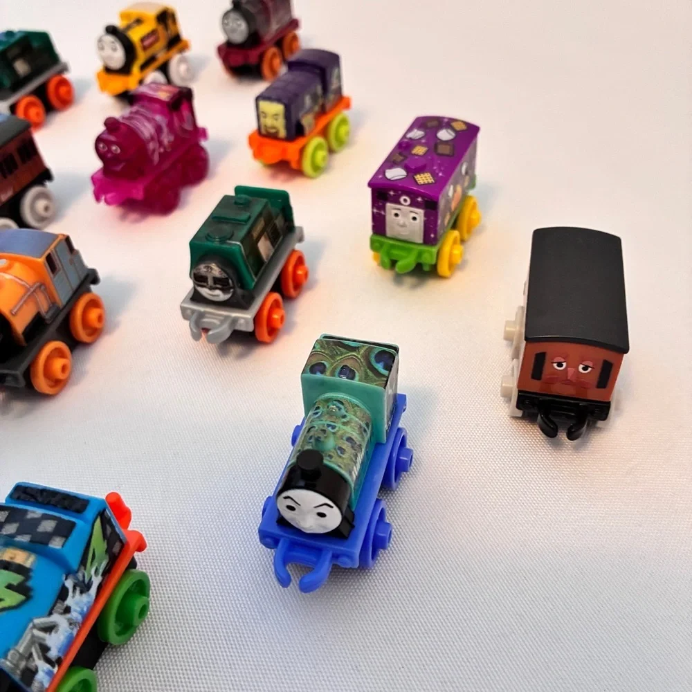 Fisher-Price Thomas & Friends Minis Toy Train 16 Pack Miniature Trains